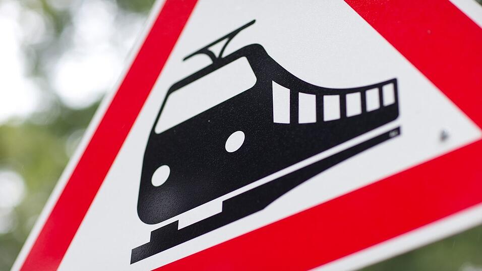 In der Nähe eines Bahnübergangs geriet der Autofahrer mit seinem Wagen auf die Gleise. (Symbolbild) In der Nähe eines Bahnübergangs geriet der Autofahrer mit seinem Wagen auf die Gleise. (Symbolbild)