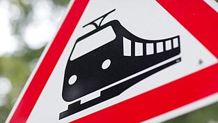 In der Nähe eines Bahnübergangs geriet der Autofahrer mit seinem Wagen auf die Gleise. (Symbolbild)