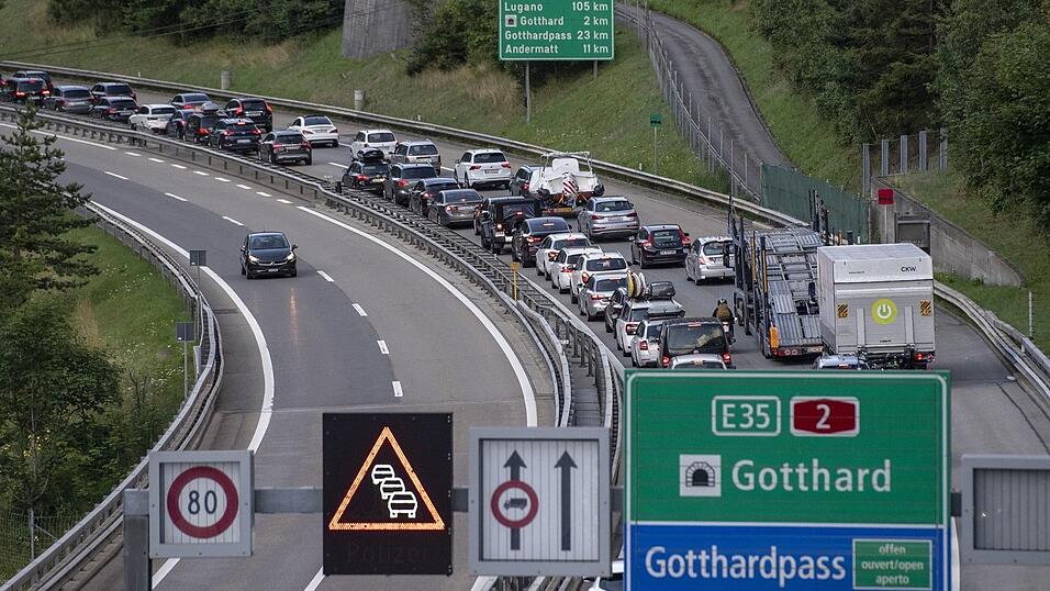 Keine extra-Gebühren: Die Durchfahrt durch den Gotthard-Straßentunnel ist umsonst. (Archivbild) Keine extra-Gebühren: Die Durchfahrt durch den Gotthard-Straßentunnel ist umsonst. (Archivbild)