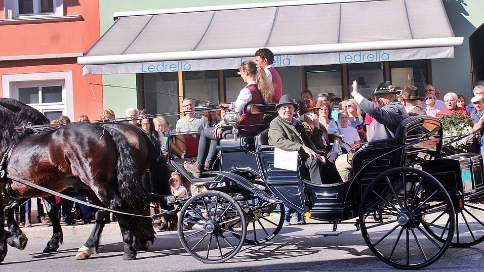 Viele Besucher verfolgten am Sonntag den Umzug auf dem Vilsbiburger Stadtplatz. Viele Besucher verfolgten am Sonntag den Umzug auf dem Vilsbiburger Stadtplatz.