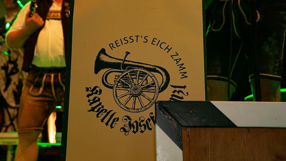 Am Dienstag spielte der Menzl im Festzelt Weckmann auf. Diese Blasmusikfreunde waren mit dabei.