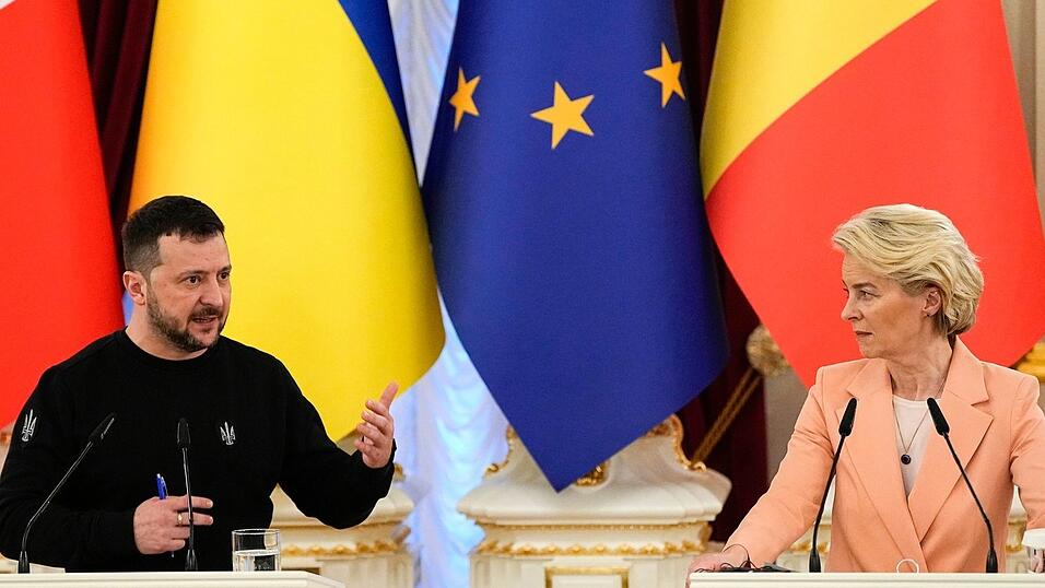 Will einen schnellen EU-Beitritt: Der ukrainische Präsident Wolodymyr Selenskyj, hier bei einer Pressekonferenz mit EU-Kommissionspräsidentin Ursula von der Leyen. (Archivbild) Will einen schnellen EU-Beitritt: Der ukrainische Präsident Wolodymyr Selenskyj, hier bei einer Pressekonferenz mit EU-Kommissionspräsidentin Ursula von der Leyen. (Archivbild)