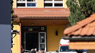 Blick auf den Eingang der Schule in der slowakischen Gemeinde Staskov, wo es zu einer Gewalttat gekommen ist. Blick auf den Eingang der Schule in der slowakischen Gemeinde Staskov, wo es zu einer Gewalttat gekommen ist.