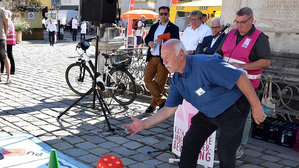 Die Politiker, hier Benno Zierer (Freie Wähler), würfelten sich auf dem Spielfeld von Frage zu Frage.
