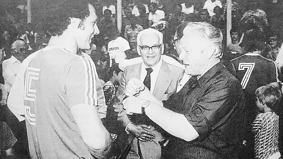 A frische Pris' für den Kaiser: Vor den Augen von Oberbürgermeister Ludwig Scherl (Mitte) zeigt Bürgermeister Schorsch Bräuherr (rechts) Franz Beckenbauer, wie man richtig schnupft. So gedopt, schenkt der Weltklassefußballer dem TSV Straubing im anschließenden Freundschaftsspiel drei Tore ein. Links im Hintergrund der aus Straubing stammende Bayern-Präsident Wilhelm Neudecker. A frische Pris' für den Kaiser: Vor den Augen von Oberbürgermeister Ludwig Scherl (Mitte) zeigt Bürgermeister Schorsch Bräuherr (rechts) Franz Beckenbauer, wie man richtig schnupft. So gedopt, schenkt der Weltklassefußballer dem TSV Straubing im anschließenden Freundschaftsspiel drei Tore ein. Links im Hintergrund der aus Straubing stammende Bayern-Präsident Wilhelm Neudecker.