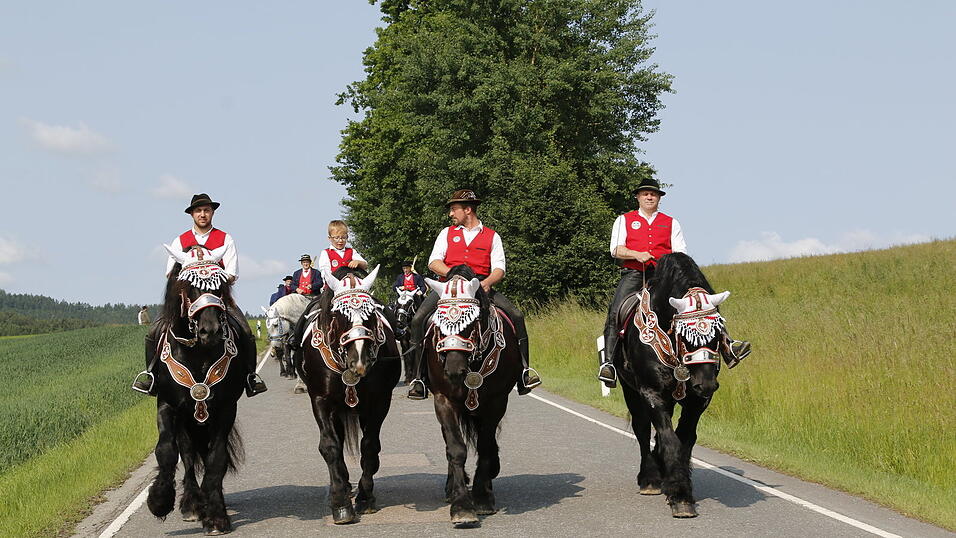 Bei angenehmen Temperaturen zogen die Pfingstreiter durch das Zellertal nach Steinbühl. Bei angenehmen Temperaturen zogen die Pfingstreiter durch das Zellertal nach Steinbühl.