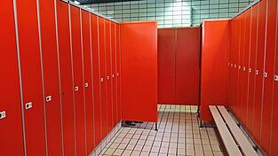 Zu der Attacke kam es im Vorraum der Umkleidekabinen. Besucher berichten von Hilfeschreien.