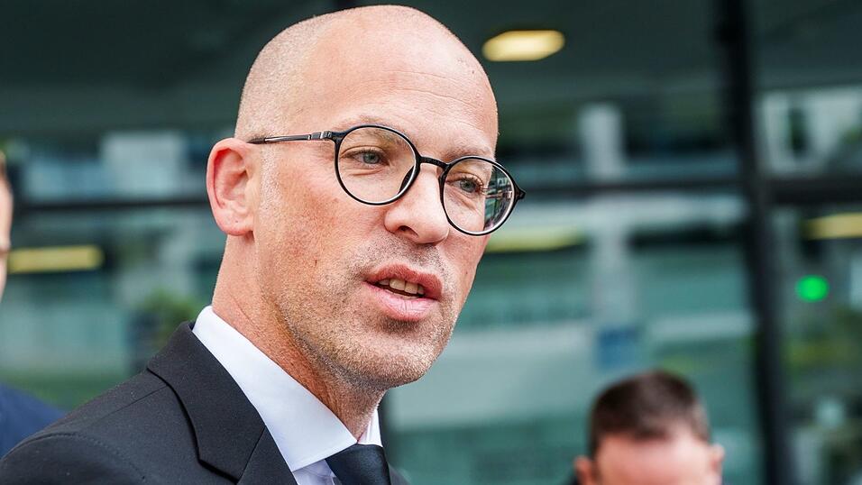 Der Frankfurter Oberstaatsanwalt Dominik Mies äußert sich zu den laufenden Ermittlungen. Der Frankfurter Oberstaatsanwalt Dominik Mies äußert sich zu den laufenden Ermittlungen.