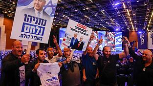 Anh&auml;nger der Likud-Partei von Regierungschef Benjamin Netanjahu feiern, weil erste Prognosen die Partei vorne sehen.