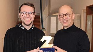 Eine Erinnerung an Rodinger Zeiten wird für Kaplan Bastian Neumann auch das 'Goldene Z' der Chamer Zeitung/Rodinger Kurier sein, überreicht von Redaktionsleiter Josef Heigl. Eine Erinnerung an Rodinger Zeiten wird für Kaplan Bastian Neumann auch das 'Goldene Z' der Chamer Zeitung/Rodinger Kurier sein, überreicht von Redaktionsleiter Josef Heigl.