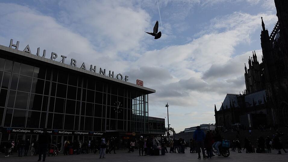 Der Bahnhofsvorplatz und ein Teil des Kölner Doms, fast zehn Jahre später. Der Bahnhofsvorplatz und ein Teil des Kölner Doms, fast zehn Jahre später.