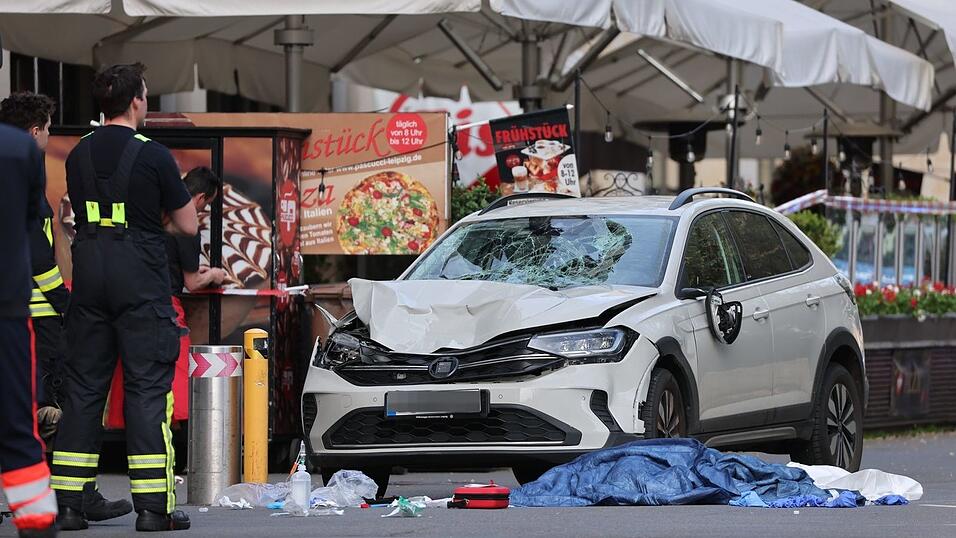 Zwei Menschen sind gestorben, nachdem ein Auto in eine Menschengruppe in Leipzig gefahren ist.