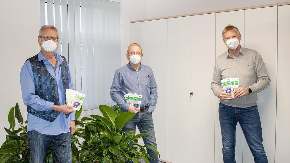 Sachgebietsleiter Heinrich Helmberger und die Abfallberater Werner Zens und Markus Pollak stellen den neuen Abfallwegweiser vor (von links). Sachgebietsleiter Heinrich Helmberger und die Abfallberater Werner Zens und Markus Pollak stellen den neuen Abfallwegweiser vor (von links).