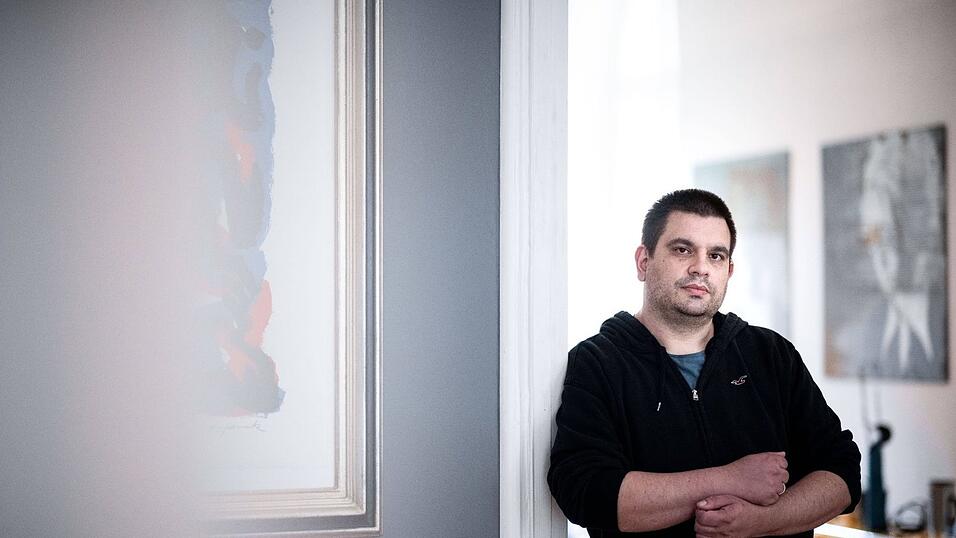 Kl&auml;ger Alexander B. steht in der Kanzlei Giesen in Wesel.