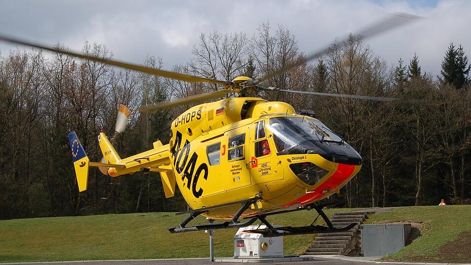 Ein Rettungshubschrauber brachte den 40-jährigen Motorradfahrer in das Uniklinkum Regensburg. (Symbolbild)