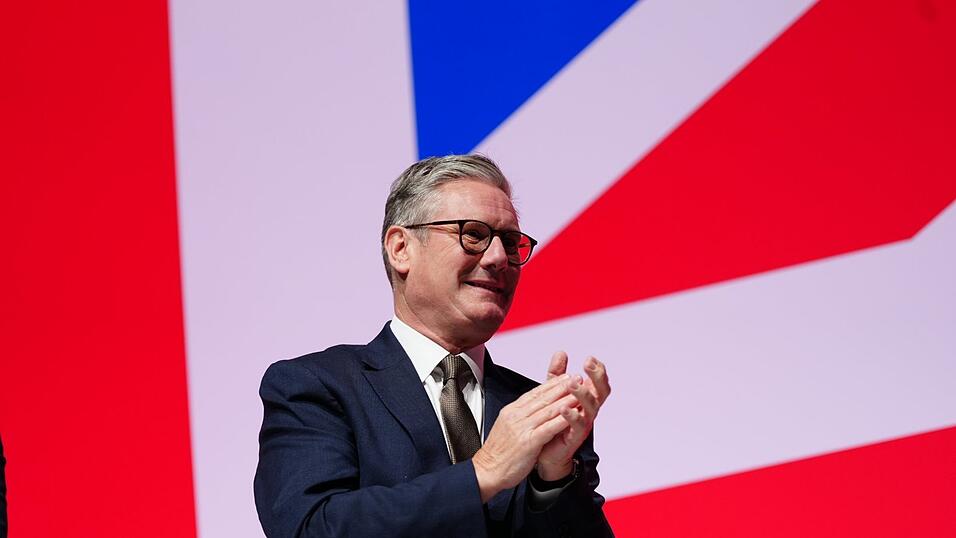 Premierminister Sir Keir Starmer klatscht während des Labour-Parteitags in Liverpool in die Hände.Erf strebt einen Neustart mit den Ländern der EUanstrebt, um der Wirtschaft seines Landes nach dem Brexit zu helfen. Premierminister Sir Keir Starmer klatscht während des Labour-Parteitags in Liverpool in die Hände.Erf strebt einen Neustart mit den Ländern der EUanstrebt, um der Wirtschaft seines Landes nach dem Brexit zu helfen.