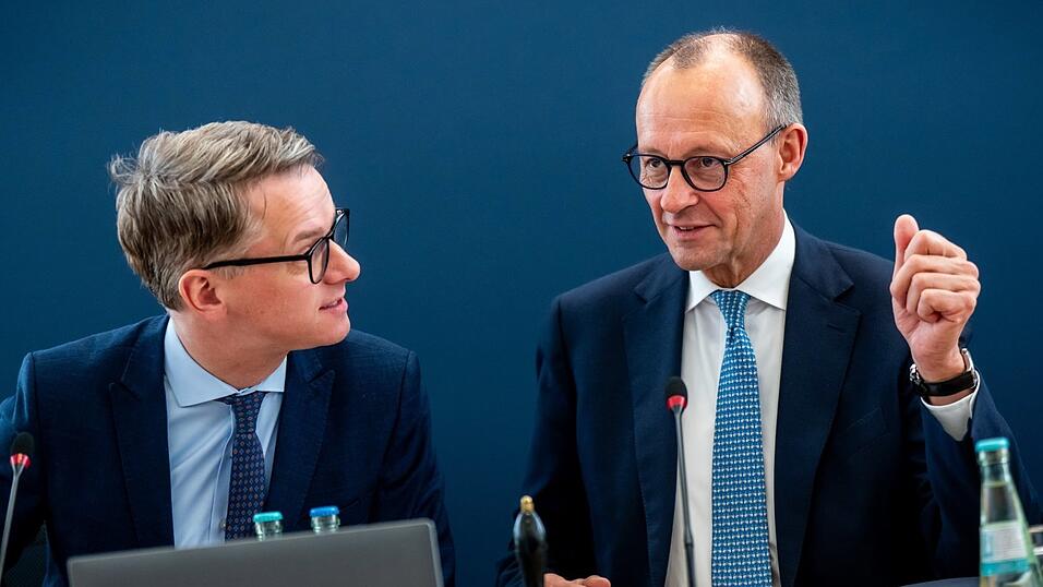 Carsten Linnemann, CDU Generalsekret&auml;r (l.) und Friedrich Merz, CDU/CSU Fraktionsvorsitzender sprechen sich in der Union unter anderem f&uuml;r eine Abschaffung des B&uuml;rgergeldes aus.