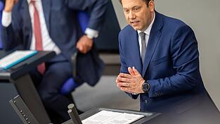 Lars Klingbeil (SPD), Bundesminister der Finanzen, spricht im Bundestag bei den Haushaltsberatungen zur Einbringung des Entwurfs für den Bundeshaushalt 2025. Lars Klingbeil (SPD), Bundesminister der Finanzen, spricht im Bundestag bei den Haushaltsberatungen zur Einbringung des Entwurfs für den Bundeshaushalt 2025.