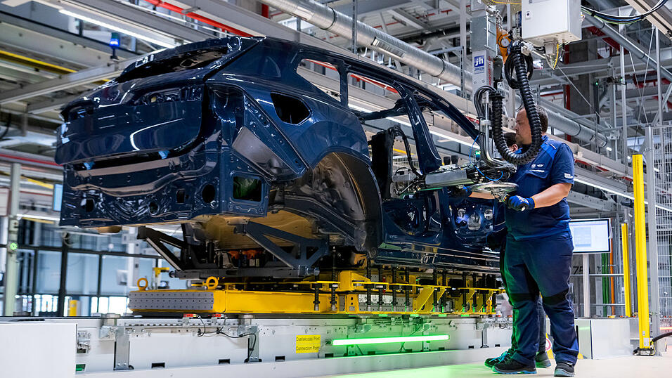 In der Montage finden alle Komponenten zusammen. Am Ende rollt ein fertiger BMW vom Band. In der Montage finden alle Komponenten zusammen. Am Ende rollt ein fertiger BMW vom Band.