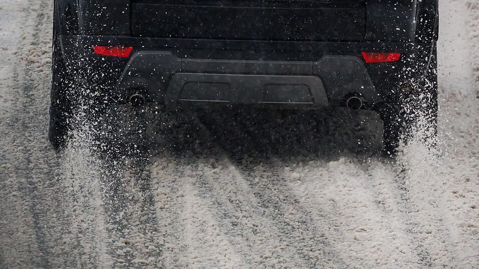 Wegen des Schneefalls kam es zu Unfällen auf den Straßen. Wegen des Schneefalls kam es zu Unfällen auf den Straßen.