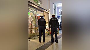 Polizisten fanden ein Messer in der Jacke des Langfingers. (Symbolbild)