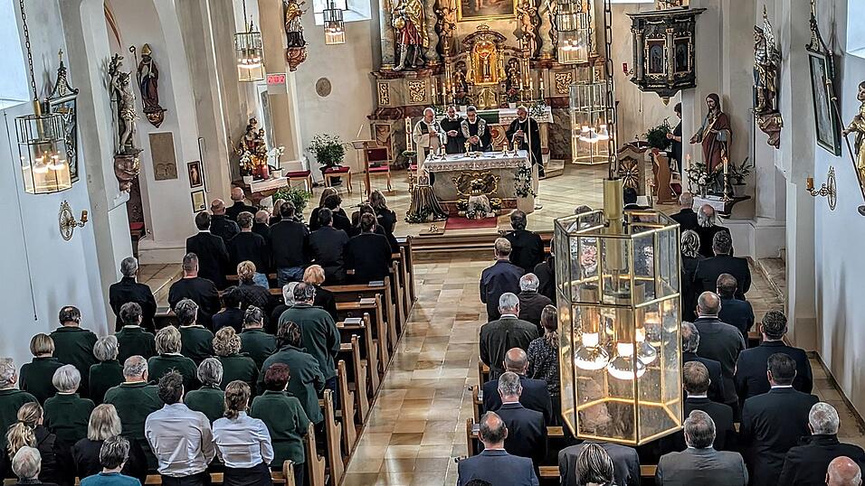 Vier Geistliche zelebrierten den Trauergottesdienst in der Moosbacher Pfarrkirche, bei dem eine große Trauergesellschaft Abschied nahm von Margarete Holzfurtner. Vier Geistliche zelebrierten den Trauergottesdienst in der Moosbacher Pfarrkirche, bei dem eine große Trauergesellschaft Abschied nahm von Margarete Holzfurtner.