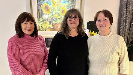 Die neue Vorstandschaft von Woidzauber mit der Vorsitzenden, Schriftf&uuml;hrerin und Chronistin Elisabeth Silberbauer (l.), der neuen Kassenf&uuml;hrerin Ilse Hofmann (M.) sowie der Zweiten Vorsitzenden Elisabeth Jeter (r.).