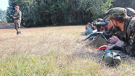 Was in Gel&auml;nde und an der Waffe wichtig ist, wissen vor allem Stuffze und Feldwebel. Das Ethische des Soldatenhandwerks bringt den Rekruten der Milit&auml;rpfarrer bei.