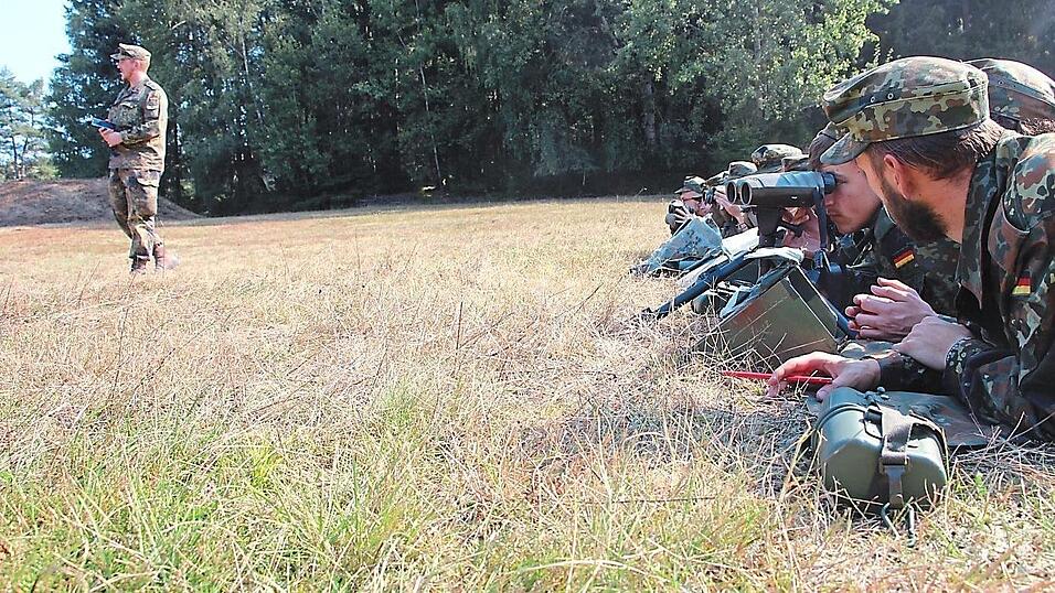 Was in Gel&auml;nde und an der Waffe wichtig ist, wissen vor allem Stuffze und Feldwebel. Das Ethische des Soldatenhandwerks bringt den Rekruten der Milit&auml;rpfarrer bei.