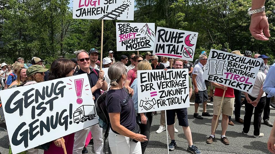 Teilnehmer der Demonstration haben sich zur Protestaktion gegen die Verkehrsflut am Brenner versammelt.