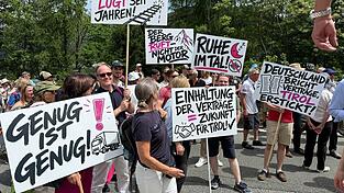 Teilnehmer der Demonstration haben sich zur Protestaktion gegen die Verkehrsflut am Brenner versammelt. Teilnehmer der Demonstration haben sich zur Protestaktion gegen die Verkehrsflut am Brenner versammelt.