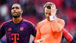 Manuel Neuer (r) nach dem Spiel und seinem heftigen Patzer in Augsburg. Manuel Neuer (r) nach dem Spiel und seinem heftigen Patzer in Augsburg.