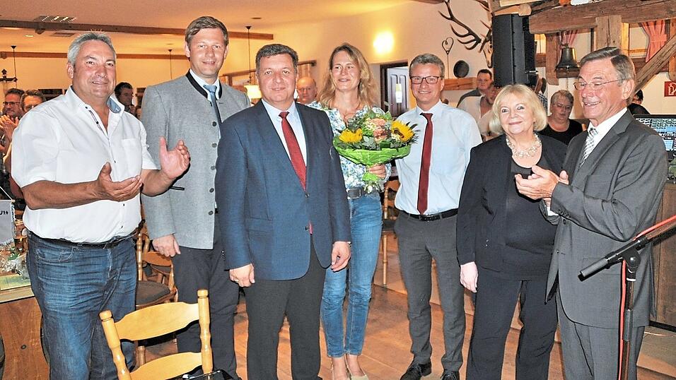 Applaus, Applaus: Christian Bernreiter wurde zum CSU-Landratskandidaten gew&auml;hlt. Im Bild zu sehen (v. l.): Michael Klampfl, Thomas Erndl, Christian Bernreiter mit seiner Frau Ann-Kathrin, Bernd Sibler, Margret Tuchen und Barthl Kalb.