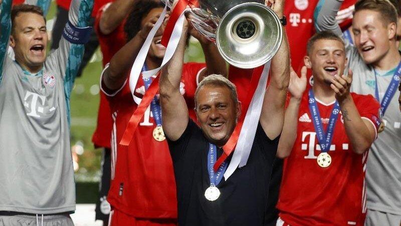 Bayerns Cheftrainer Hansi Flick feiert mit den Spielern des FC Bayern M&uuml;nchen.