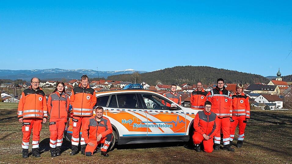 Teamleiter Martin Haidn, Julia Biermeier (neues Teammitglied), Michael Kauschinger, Martin Schmid, Thomas Schneider, stellvertretender Teamleiter Bernhard Hacker, Jonas Wagner (neues Teammitglied), Dominik Wagner (neues Teammitglied) und Birgit Märcz-Hacker. (v.li.). Teamleiter Martin Haidn, Julia Biermeier (neues Teammitglied), Michael Kauschinger, Martin Schmid, Thomas Schneider, stellvertretender Teamleiter Bernhard Hacker, Jonas Wagner (neues Teammitglied), Dominik Wagner (neues Teammitglied) und Birgit Märcz-Hacker. (v.li.).