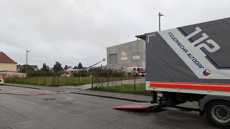 Durch ein Feuer in einer Lagerhalle der Brandt-Schokoladenfabrik in Landshut ist laut Sch&auml;tzungen der Polizei ein Millionenschaden entstanden.