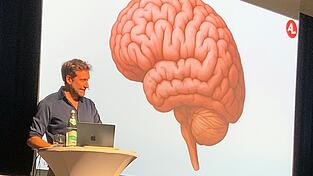 Jürgen Möller ist überzeugt, dass Lernen Kinder glücklicher machen kann. Jürgen Möller ist überzeugt, dass Lernen Kinder glücklicher machen kann.