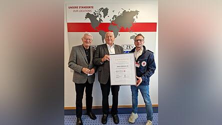 BRK-Kreisvorsitzender Theo Zellner und BRK-Katastrophenschutzleiter Tobias Muhr (r.) &uuml;bergaben Manfred Zollner die offizielle Premium-Patenschafts-Urkunde. Sie ist als Zeichen der Anerkennung f&uuml;r entsprechende Unterst&uuml;tzer der Rot-Kreuz-Initiative gedacht.