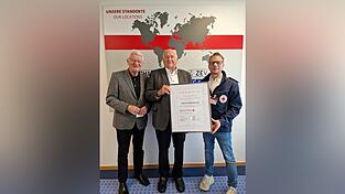 BRK-Kreisvorsitzender Theo Zellner und BRK-Katastrophenschutzleiter Tobias Muhr (r.) übergaben Manfred Zollner die offizielle Premium-Patenschafts-Urkunde. Sie ist als Zeichen der Anerkennung für entsprechende Unterstützer der Rot-Kreuz-Initiative gedacht. BRK-Kreisvorsitzender Theo Zellner und BRK-Katastrophenschutzleiter Tobias Muhr (r.) übergaben Manfred Zollner die offizielle Premium-Patenschafts-Urkunde. Sie ist als Zeichen der Anerkennung für entsprechende Unterstützer der Rot-Kreuz-Initiative gedacht.