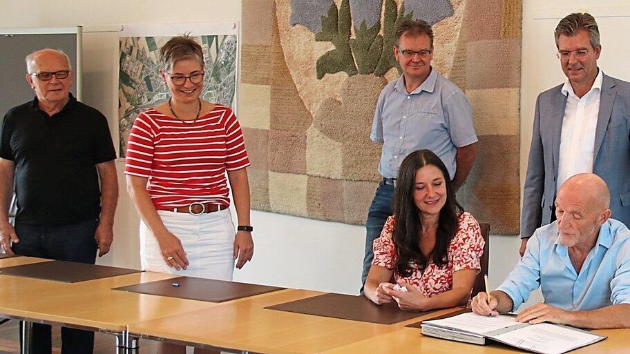 Die Vertragsunterzeichnung: (hinten von links) Peter Glotz, Laienspielberater beim Bezirk Niederbayern, Andrea Astner und Martin Halser vom Nibelungenfestspielverein, Bürgermeister Hans Schmalhofer, Kulturamtsleiterin Kathrin Tost, (vorne von links) Eva Sixt und Joseph Berlinger. Die Vertragsunterzeichnung: (hinten von links) Peter Glotz, Laienspielberater beim Bezirk Niederbayern, Andrea Astner und Martin Halser vom Nibelungenfestspielverein, Bürgermeister Hans Schmalhofer, Kulturamtsleiterin Kathrin Tost, (vorne von links) Eva Sixt und Joseph Berlinger.