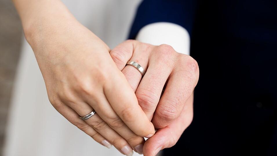 Frauen und Männer tragen in Partnerschaften oft sehr unterschiedlich zum Haushaltseinkommen bei (Symbolbild) Frauen und Männer tragen in Partnerschaften oft sehr unterschiedlich zum Haushaltseinkommen bei (Symbolbild)
