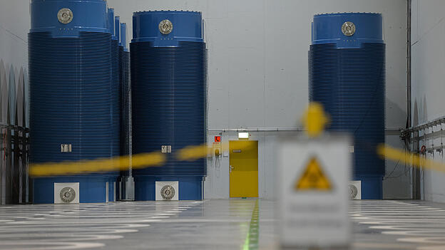 Castorbehälter mit abgebrannten Brennelementen stehen am 20.06.2016 im Kontrollbereich in einem Tunnel im Zwischenlager des Gemeinschaftskernkraftwerks in Neckarwestheim (Baden-Württemberg). Zukünftig will die EnBW abgebrannte Brennelemente aus dem Kernkraftwerk Obrigheim ins Zwischenlager Neckarwestheim überführen. Foto: Jan-Philipp Strobel/dpa ++ +++ dpa-Bildfunk +++ Castorbehälter mit abgebrannten Brennelementen stehen am 20.06.2016 im Kontrollbereich in einem Tunnel im Zwischenlager des Gemeinschaftskernkraftwerks in Neckarwestheim (Baden-Württemberg). Zukünftig will die EnBW abgebrannte Brennelemente aus dem Kernkraftwerk Obrigheim ins Zwischenlager Neckarwestheim überführen. Foto: Jan-Philipp Strobel/dpa ++ +++ dpa-Bildfunk +++