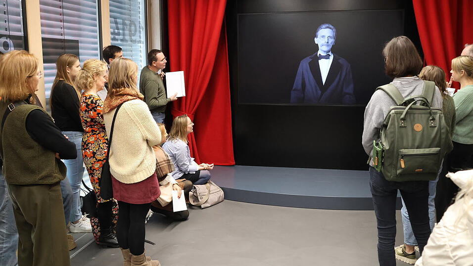 Im Anschluss an die Vorträge bekamen die Lehrkräfte eine Führung durch die Attenkofer Akademie, die die Geschichte des Verlags und die Bedeutung von Medien zeigt. 