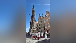 Am Donnerstagvormittag zogen Zelebranten mit vielen Gl&auml;ubigen bei der Fronleichnamsprozession durch die Stadt.&nbsp;