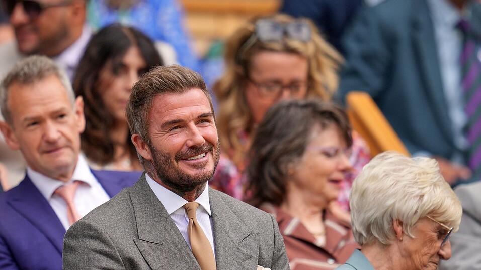 Fu&szlig;ball-Legende David Beckham schaute sich Titelverteidiger Jannik Sinner auf dem Centre Court an.