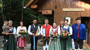 Vorsitzende Elfriede Brandl mit Enkel Bene, Andrea und Karl-Heinrich Brandl, Alfred Vogl und Festmutter Luise Vogl, die Festdame Lena Bscheid mit ihrem Freund sowie 2. Vorstand Markus Bscheid (v.l.)