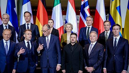 Der polnische Ministerpr&auml;sident Donald Tusk, Frankreichs Pr&auml;sident Emmanuel Macron, Bundeskanzler Friedrich Merz, der ukrainische Pr&auml;sident Wolodymyr Selenskyj, der US-Sondergesandte Steve Witkoff, Trump-Berater Jared Kushner (vorne v. l.) sowie der norwegische Ministerpr&auml;sident Jonas Gahr St&oslash;re, Nato-Generalsekret&auml;r Mark Rutte, die d&auml;nische Ministerpr&auml;sidentin Mette Frederiksen, EU-Kommissionspr&auml;sidentin Ursula von der Leyen, der niederl&auml;ndische Ministerpr&auml;sident Dick Schoof und der schwedische Ministerpr&auml;sident Ulf Kristersson vor Beginn des Ukraine-Gipfels im Bundeskanzleramt.