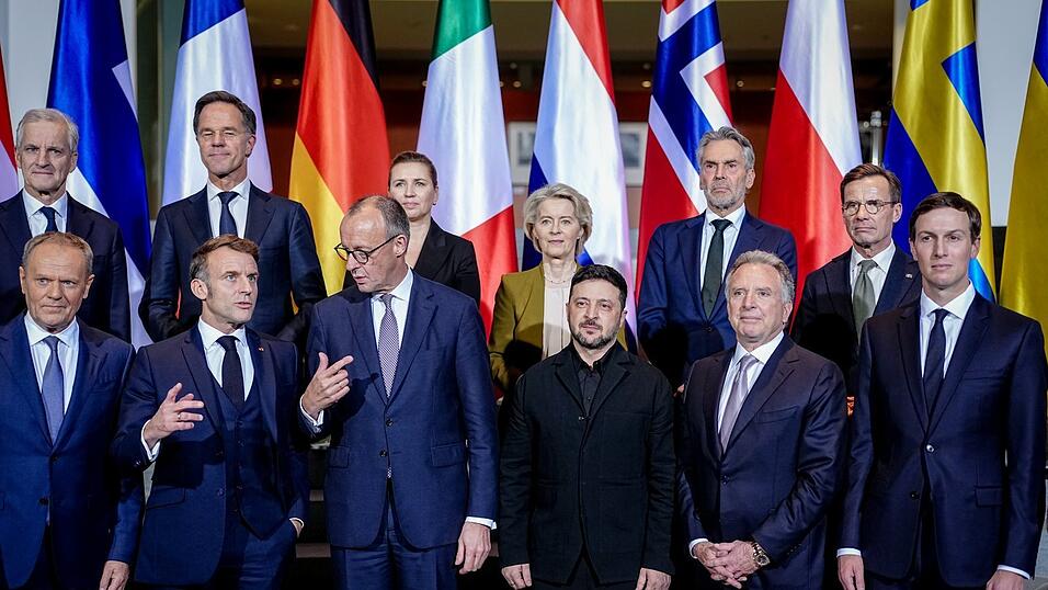 Der polnische Ministerpr&auml;sident Donald Tusk, Frankreichs Pr&auml;sident Emmanuel Macron, Bundeskanzler Friedrich Merz, der ukrainische Pr&auml;sident Wolodymyr Selenskyj, der US-Sondergesandte Steve Witkoff, Trump-Berater Jared Kushner (vorne v. l.) sowie der norwegische Ministerpr&auml;sident Jonas Gahr St&oslash;re, Nato-Generalsekret&auml;r Mark Rutte, die d&auml;nische Ministerpr&auml;sidentin Mette Frederiksen, EU-Kommissionspr&auml;sidentin Ursula von der Leyen, der niederl&auml;ndische Ministerpr&auml;sident Dick Schoof und der schwedische Ministerpr&auml;sident Ulf Kristersson vor Beginn des Ukraine-Gipfels im Bundeskanzleramt.