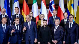 Donald Tusk (vorne l-r), Ministerpräsident von Polen, Frankreichs Präsident Emmanuel Macron, Bundeskanzler Friedrich Merz (CDU), Steve Witkoff, Sondergesandter der Vereinigten Staaten, Jared Kushner, Unternehmer und Ehemaliger Chefberater des Präsidenten der Vereinigten Staaten, sowie Jonas Gahr Støre (hinten l-r), Ministerpräsident von Norwegen, Mark Rutte, Generalsekretär der Nato, Mette Frederiksen, Ministerpräsidentin von Dänemark, Ursula von der Leyen, Präsidentin der Europäischen Kommission, Dick Schoof, Ministerpräsident der Niederlande, und Ulf Kristersson, Ministerpräsident von Schweden, stehen zu Beginn des Ukraine-Gipfels im Bundeskanzleramt für ein Gruppenfoto zusammen. In Berlin finden Beratungen zu einem möglichen Frieden in der Ukraine statt. Donald Tusk (vorne l-r), Ministerpräsident von Polen, Frankreichs Präsident Emmanuel Macron, Bundeskanzler Friedrich Merz (CDU), Steve Witkoff, Sondergesandter der Vereinigten Staaten, Jared Kushner, Unternehmer und Ehemaliger Chefberater des Präsidenten der Vereinigten Staaten, sowie Jonas Gahr Støre (hinten l-r), Ministerpräsident von Norwegen, Mark Rutte, Generalsekretär der Nato, Mette Frederiksen, Ministerpräsidentin von Dänemark, Ursula von der Leyen, Präsidentin der Europäischen Kommission, Dick Schoof, Ministerpräsident der Niederlande, und Ulf Kristersson, Ministerpräsident von Schweden, stehen zu Beginn des Ukraine-Gipfels im Bundeskanzleramt für ein Gruppenfoto zusammen. In Berlin finden Beratungen zu einem möglichen Frieden in der Ukraine statt.