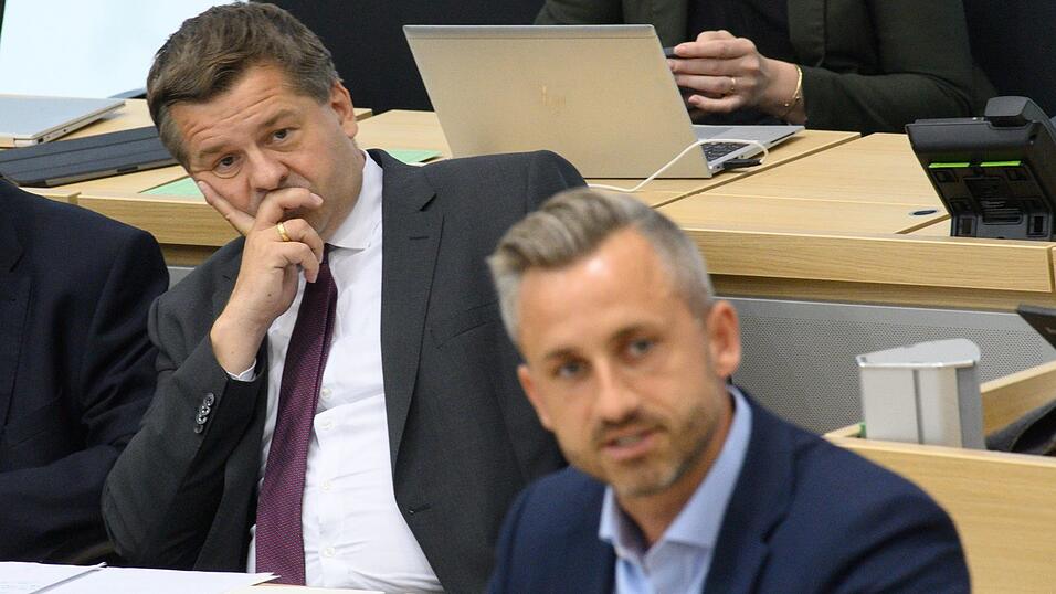 Reden? Kooperieren? CDU-Spitzenkandidat und Ministerpr&auml;sident Sven Schulze blickt auf seinen AfD-Herausforderer Ulrich Siegmund. (Archivbild)